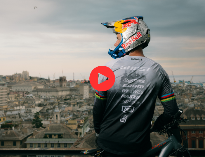 Tomáš Slavík e sullo sfondo Genova, prima tappa extra sudarmericana del Red Bull Cerro Abajo - Credit: Gabriele Seghizzi/Red Bull Content Pool