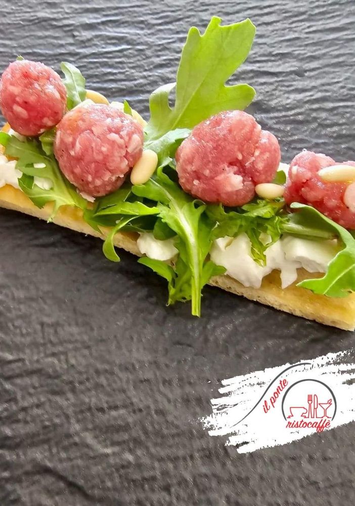 Al ristocaffè “Il Ponte” di Toirano la salsiccia di Bra diventa l’amuse bouche perfetto