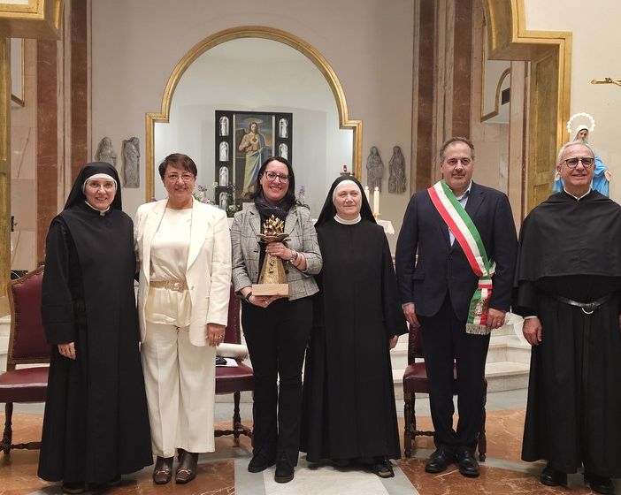 Paola Veglio, la Madre Priora del Monastero Santa Rita da Cascia, Suor Maria Rosa Bernardinis, il Rettore della Basilica di Santa Rita, Padre Giustino Casciano, il sindaco di Cascia Mario De Carolis, la giornalista vaticanista di Tv2000 Cristiana Caricato che ha condotto il dialogo con le monache durante la premiazione e Suor Giacomina Stuani economa del Monastero Santa Rita da Cascia.