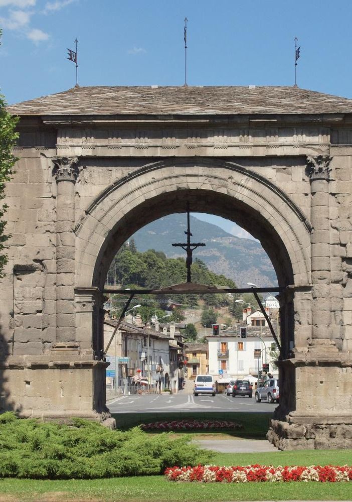 Arco di Augusto ad Aosta, eretto nel 25 a.C., data della fondazione della città