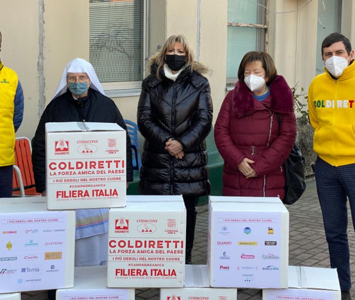 Il direttore Coldiretti Asti Diego Furia durante la consegna dei pacchi della solidarietà all'Associazione il Dono del Volo, in presenza dell'Assessore Mariangela Cotto e della presidente dell'Associazione Caterina Calabrese. Altre immagini a fine articolo