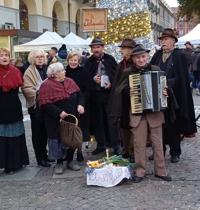 Il gruppo folk “J’Arliquato” ha celebrato i 20 anni alla Fiera del tartufo di Asti