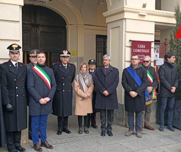 La moglie Cinzia e la figlia Emanuela con le autorità