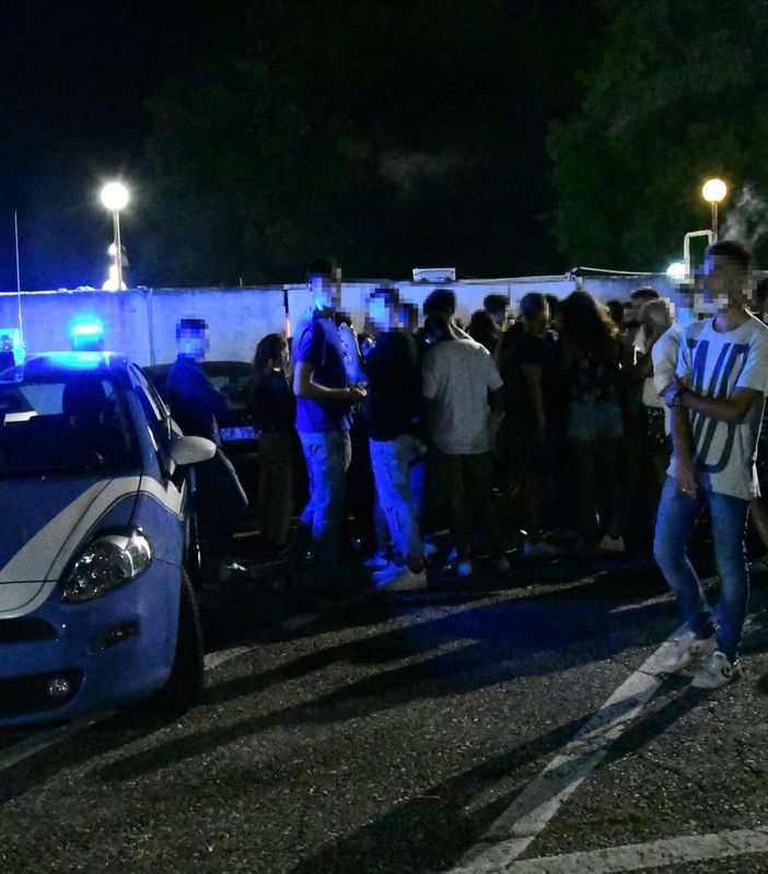 Inosservanza norme anti covid. Chiusa discoteca di Vigliano d'Asti, all'interno 500 persone, 200 in attesa di entrare. Il blitz della Squadra Mobile