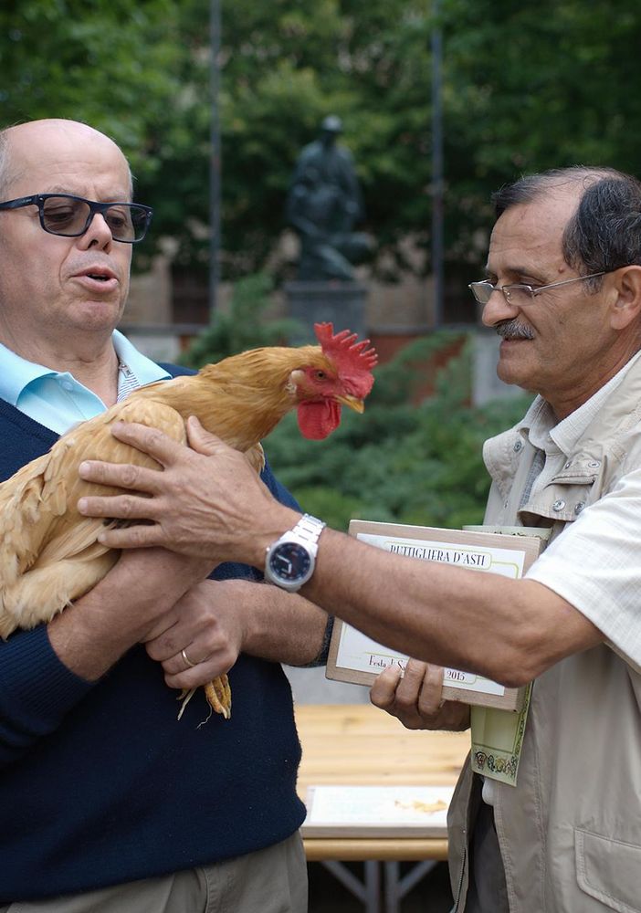 La premiazione della più bella gallina bionda di una precedente edizione (immagine tratta dalla pagina Facebook della Pro Loco di Buttigliera d'Asti)