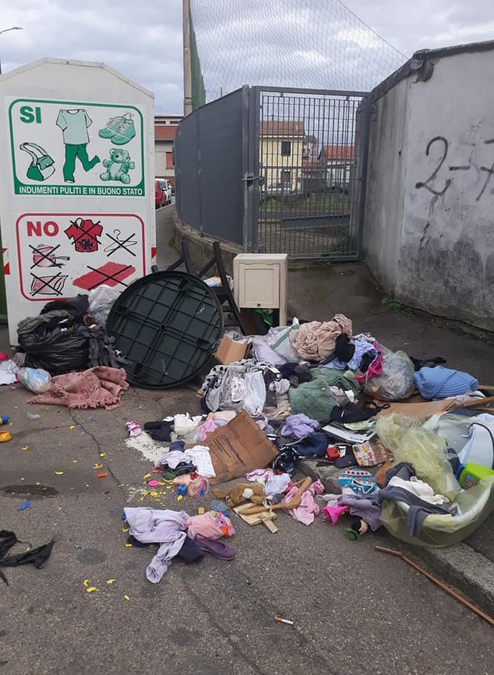 Abbandono di rifiuti: discarica a cielo aperto davanti alla scuola San Domenico