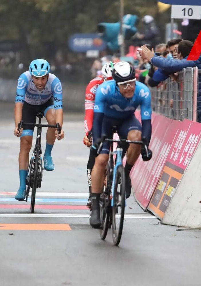 Ciclisti Giro d'Italia in arrivo ad Asti