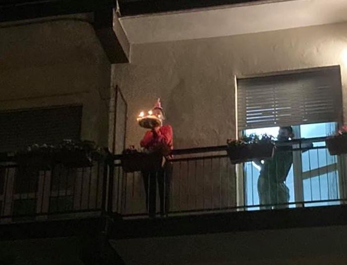 Asti: tecnico di Radiologia in isolamento compie 25 anni e festeggia con gli amici dal balcone. &quot;Non potevamo permettere che il Covid le rubasse il sorriso&quot;