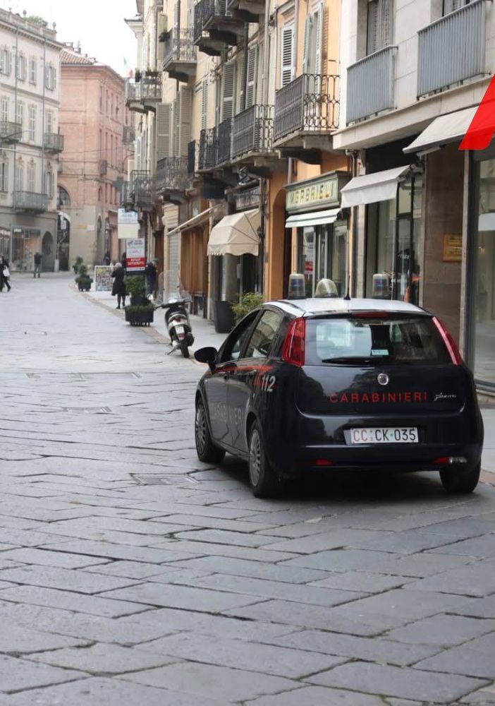 Auto dei carabinieri in corso Alfieri, Asti