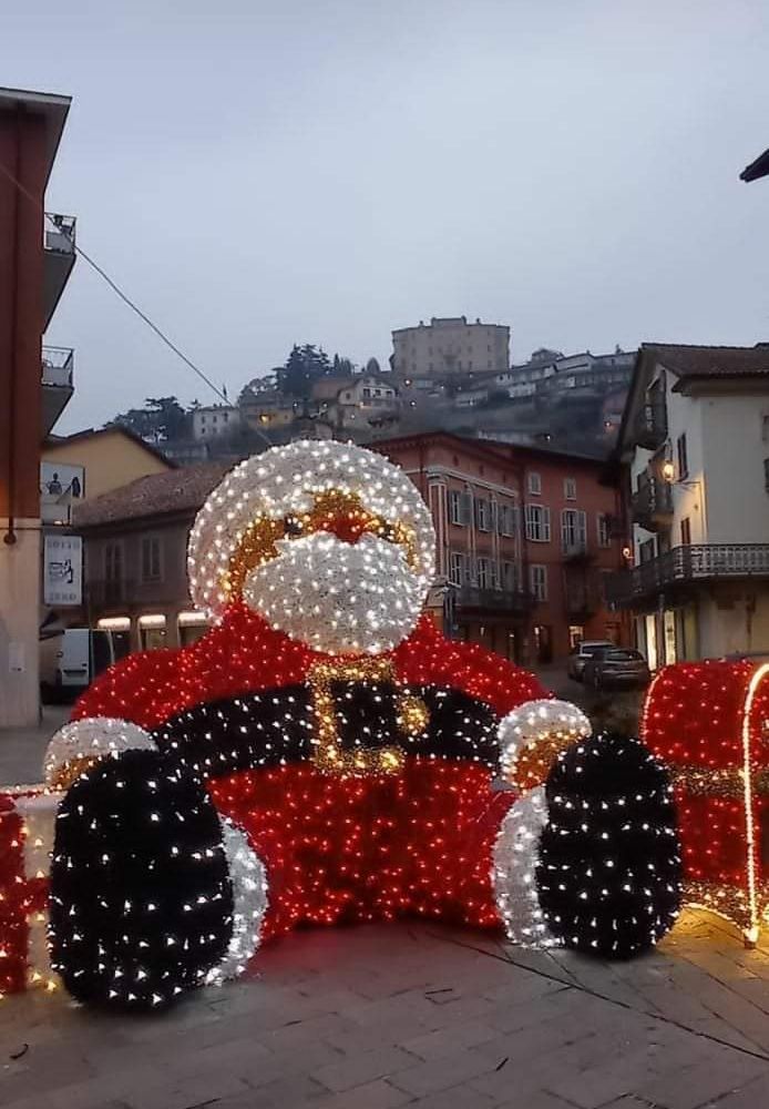 Il Natale è sempre più vicino e Canelli si prepara con luci, addobbi e colori