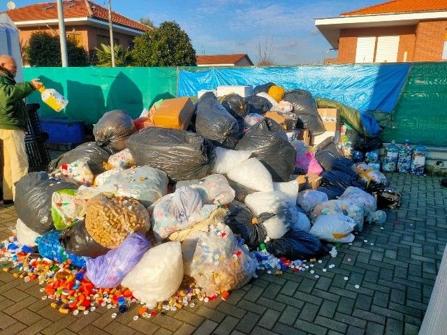 Un camion di tappi da Costigliole d’Asti alla Casa di accoglienza “La Madonnina” di Candiolo