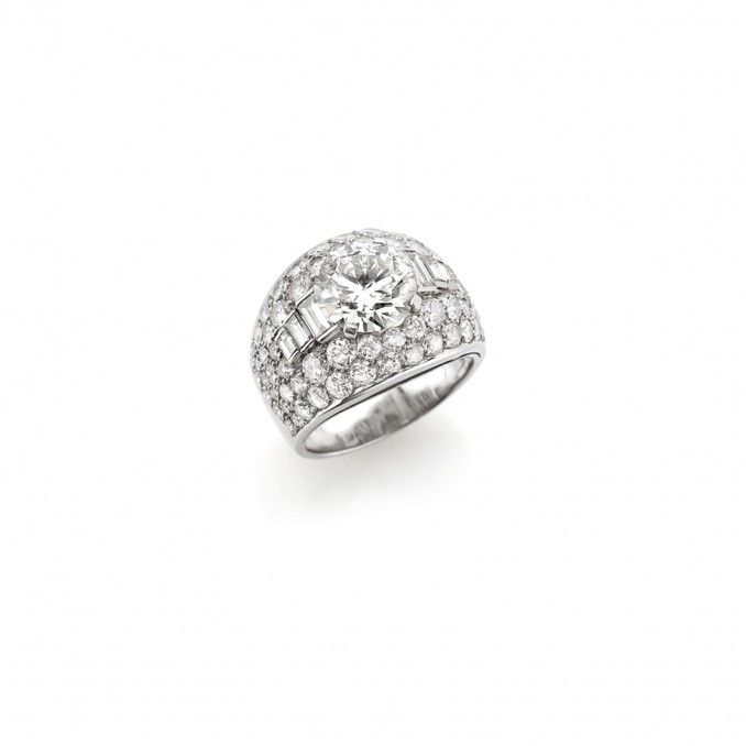 Un anello con diamanti