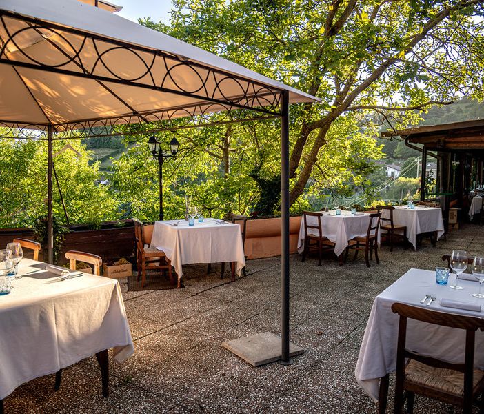 Nelle immagini l'area all'aperto del locale, alcuni dei piatti proposti dal ristorante e un bel panorama di Montabone
