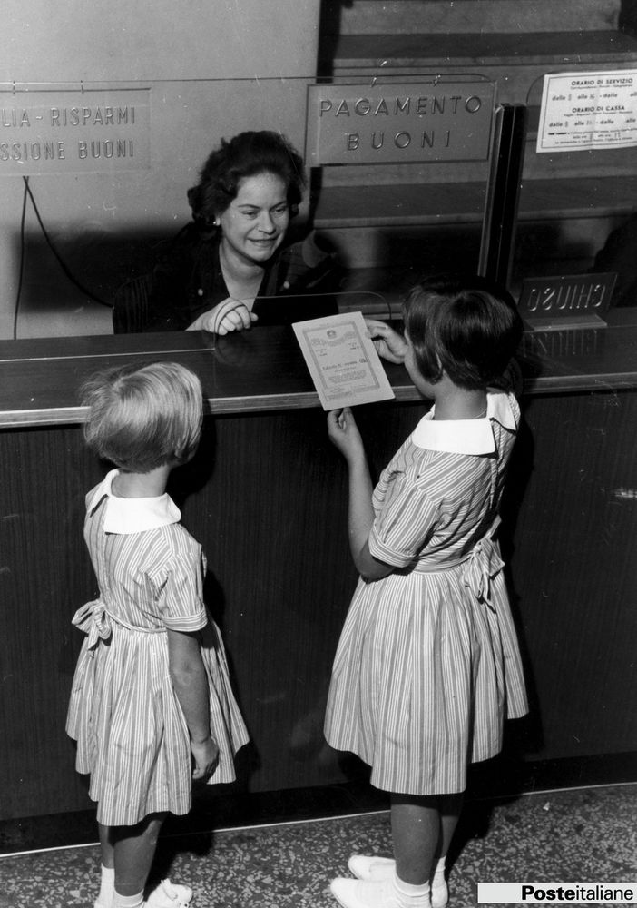 1960: un'impiegata mostra un Libretto di Risparmio Postale