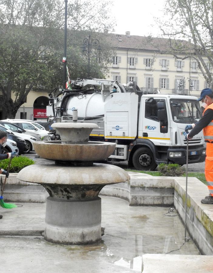 Gli operatori Asp al lavoro per la pulizia della fontana di piazza Alfieri