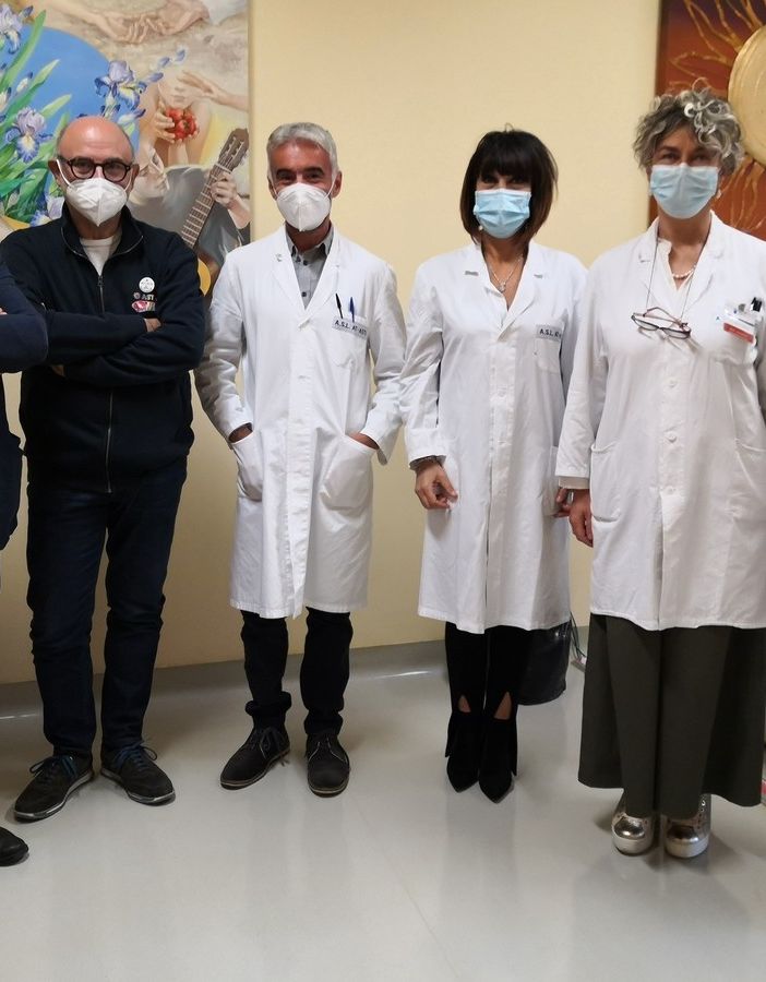 Nella foto, il direttore generale Asl At Flavio Boraso, il presidente dell'Associazione Astro Odv Franco Testore, il direttore dell'Oncologia Marcello Tucci, la responsabile della Direzione Professioni Sanitarie Katia Moffa, la responsabile Assistenza Presidio Ospedaliero Tiziana Bruno, la coordinatrice infermieristica dell'Oncologia Manuela Cazzulo