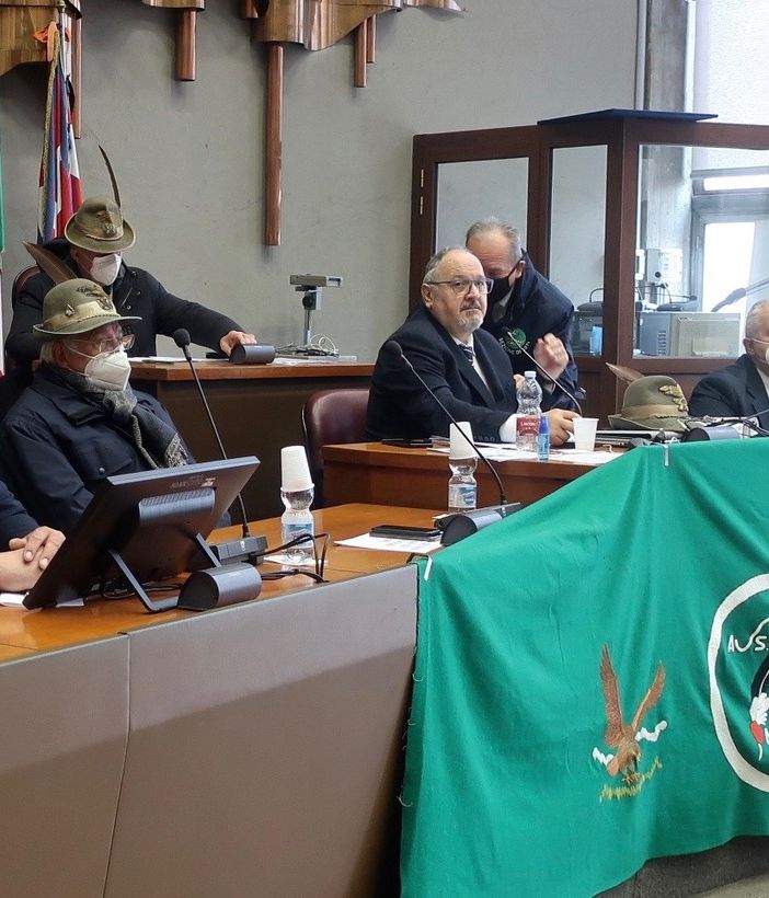 Il tavolo della presidenza dell’Assemblea ANA durante i lavori al Salone del Palazzo della Provincia