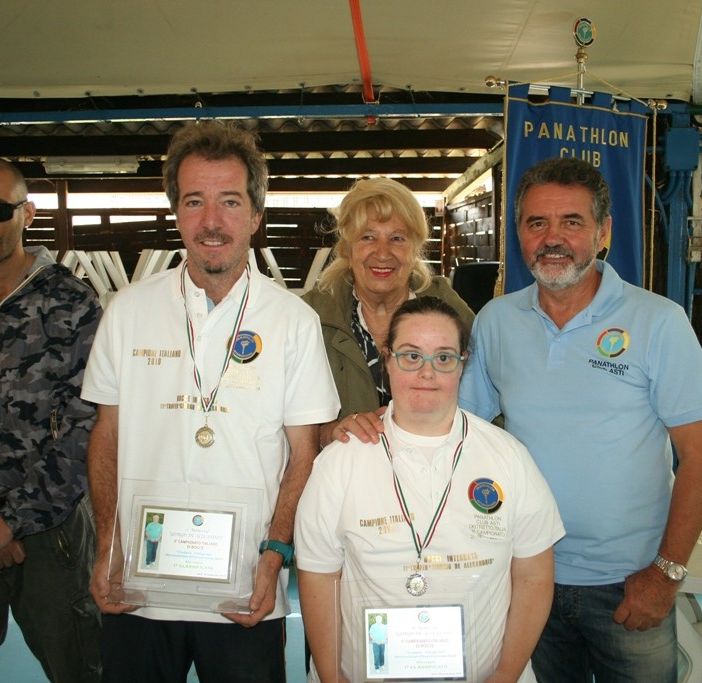 La premiazione di Luca Simonetti ed Elena Vergano, vincitori del Torneo di bocce integrate lo scorso anno