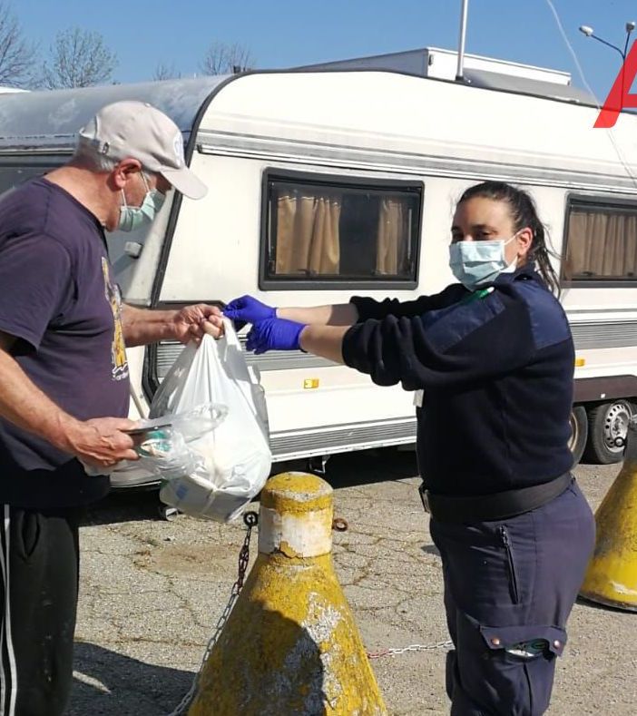 Simona Nobile consegna un po' di spesa a Bruno