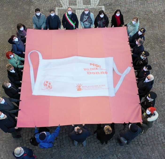 Il telo con la gigantografia della mascherina