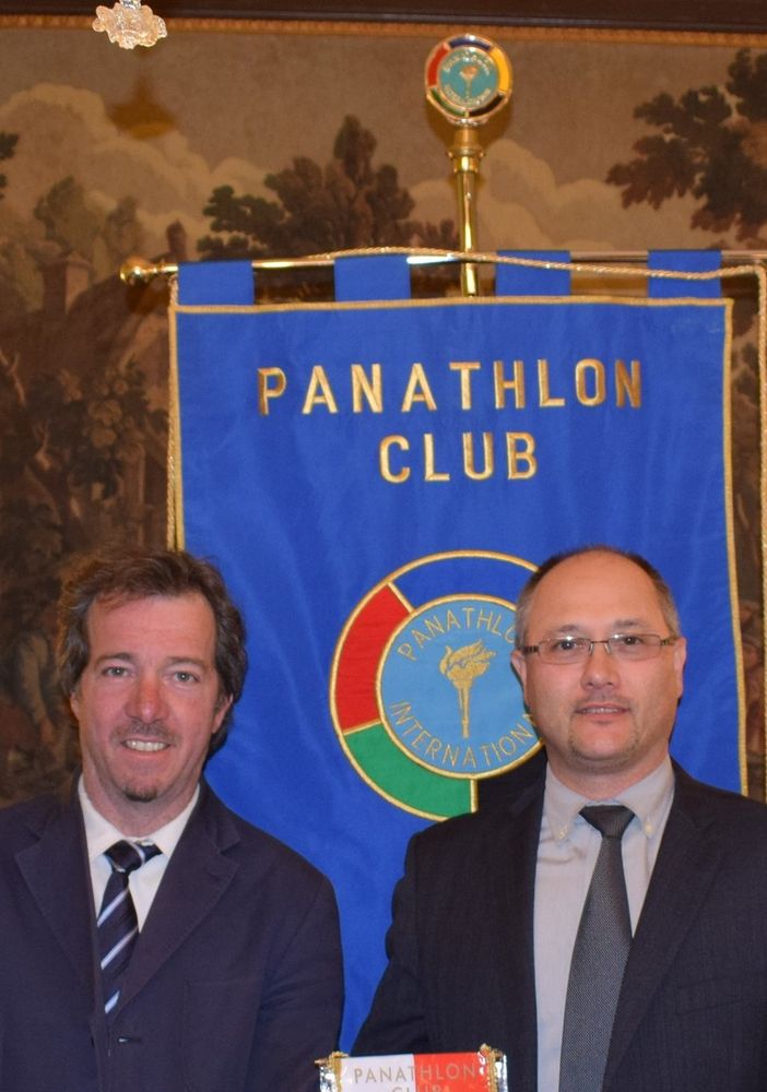 Filippo FInello con Luca Simonetti davanti allo sgtemma del Panathlon