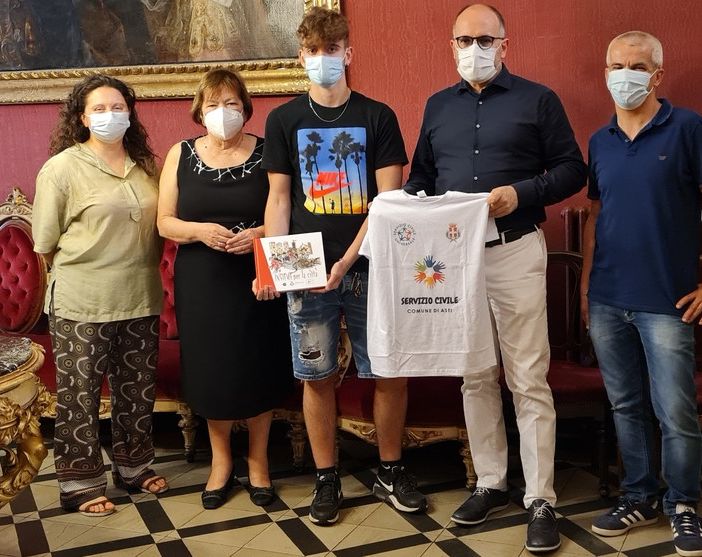 Il sindaco Rasero ha consegnato ai volontari del Servizio Civile la maglietta con i loghi del Comune