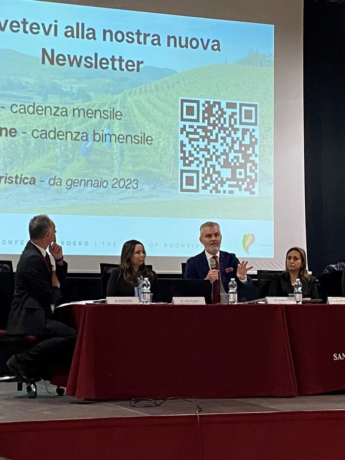 Il presidente Rabino (al centro) nel corso dell'assemblea