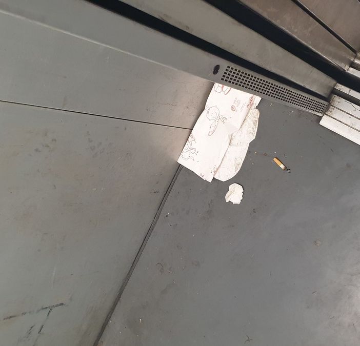 Polemiche sul Movicentro: &quot;Incuria e sporcizia quotidianamente sotto gli occhi dei pendolari&quot; (FOTO)