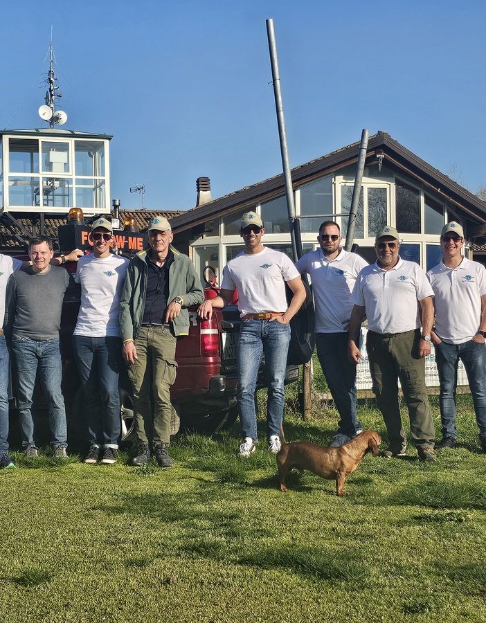 Foto di gruppo con i 7 allievi, l'istruttore e l'esaminatore esterno