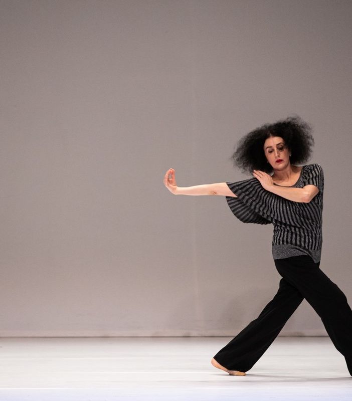 “Behind the Light”: Un viaggio danzato, parlato e urlato con Cristiana Morganti al Teatro Alfieri di Asti