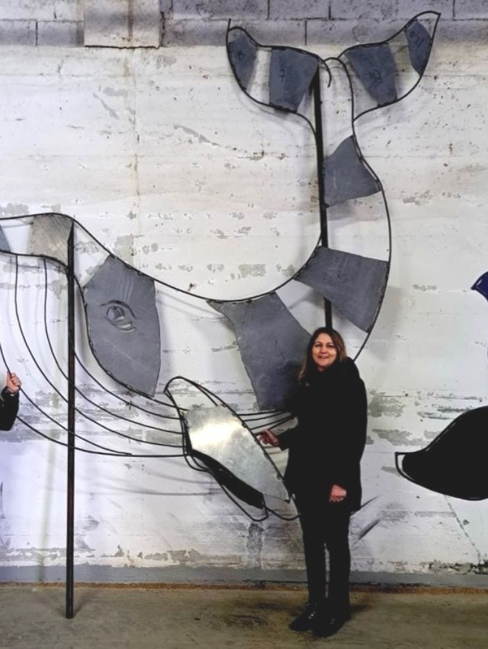 La balena in laboratorio con sindaco e artista