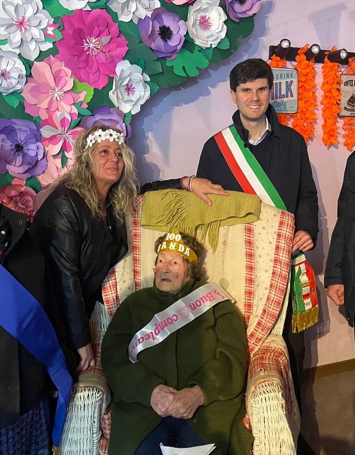 Fernanda De Ambrosis festeggia i 100 anni preparando il suo bagnetto verde