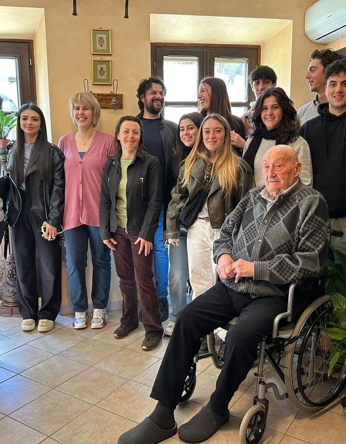 Gli studenti cuneesi con il centenario Paolo Asiano, memoria storica del paese