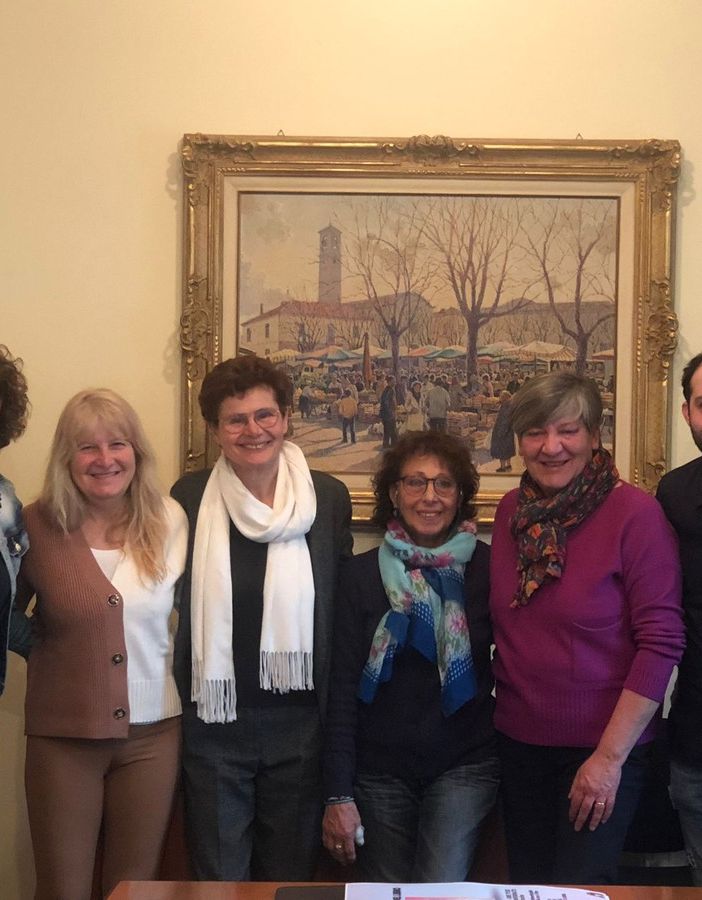 Da sinistra: Membro di Artemisia, pittrice e donatrice Giovanna Gaveglio, vicepresidente dell’associazione Artemisia Adorno Piera, l’assessore alla Cultura Ausilia Quaglia, presidente Associazione Rinascita Sandra del Grieco, rappresentante dell’ Associazione Rinascita Maccario Liliana e l’esponente dell’Associazione Libera di Asti Borin