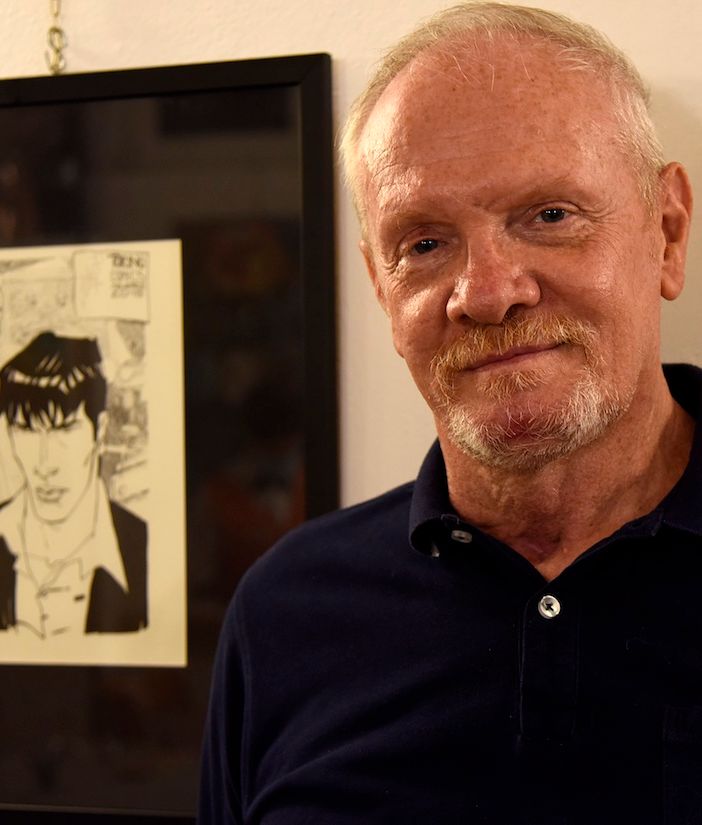 Luigi Piccatto con una tavola di Dylan Dog da lui disegnata
