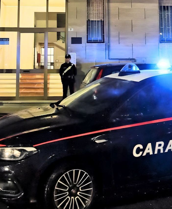 Una pattuglia dei carabinieri di fronte al palazzo in cui è avvenuto l'omicidio di Nizza Monferrato