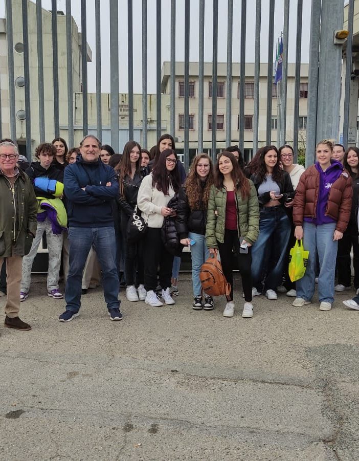 Gli studenti con i loro professori all'esterno del carcere di Asti