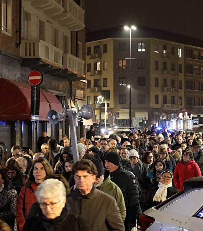 Il corteo della Via crucis nel Venerdì santo astigiano (MerfePhoto)