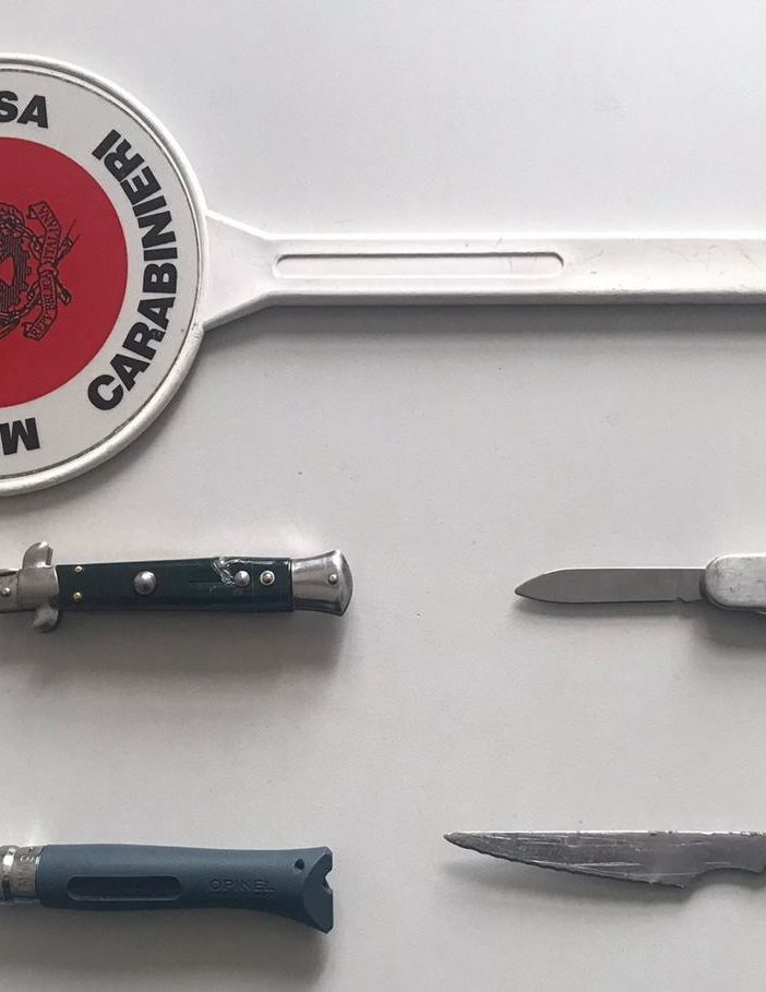I coltelli rinvenuti in tribunale