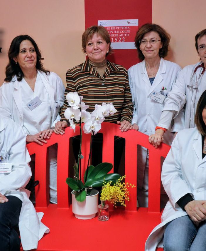 Il cuore del reparto di cardiologia del Massaia si tinge sempre più di rosso, grazie ad una panchina simbolo della lotta alla violenza contro le donne (GALLERIA FOTOGRAFICA]