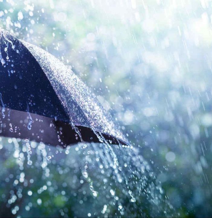 Tornano ad aprirsi gli ombrelli per tutto il fine settimana: maltempo diffuso con passaggi perturbati