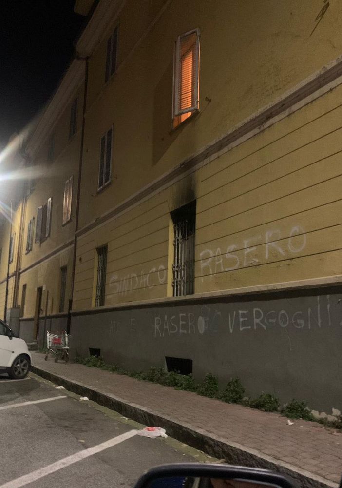 La scritta su un muro in via Dogliotti