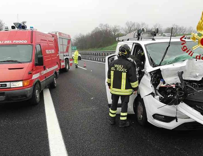 Scontro tra due furgoni tra Asti est e Felizzano:  una persona estratta dai  Vigili del Fuoco