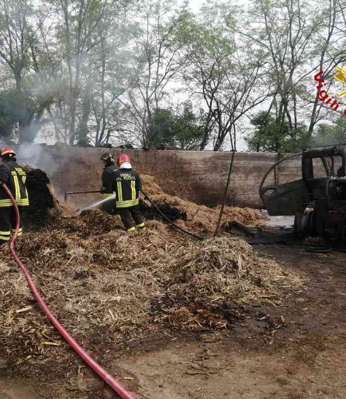 Prende fuoco un mezzo agricolo e coinvolge decine di rotoballe