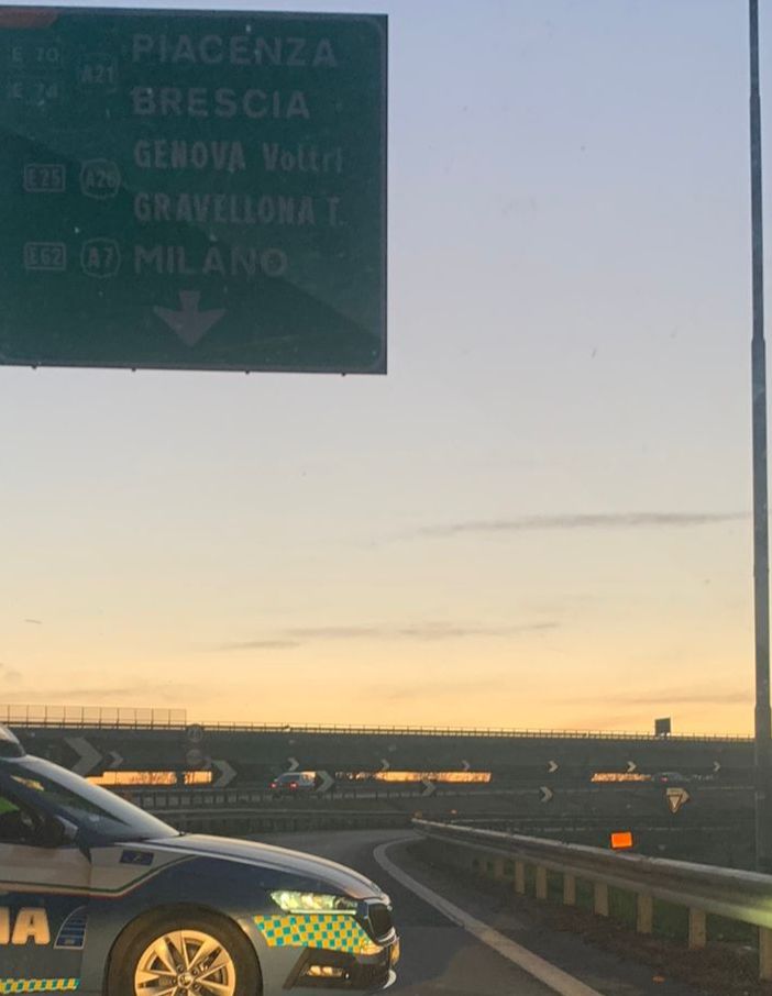 Si rovescia un'autoscisterna di acido cloridrico, autostrada A21 chiusa per tutta la notte