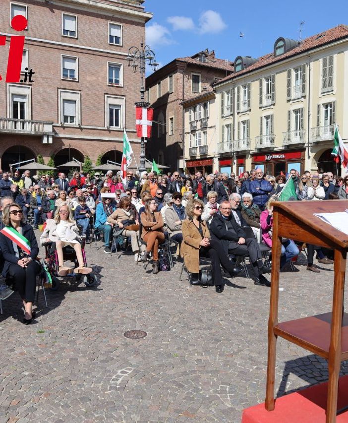 Guido Cardello, di spalle, ritratto nel corso del suo intervento in piazza San Secondo