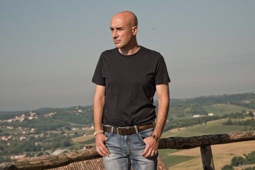 Un'immagine d'archivio del cantautore astigiano