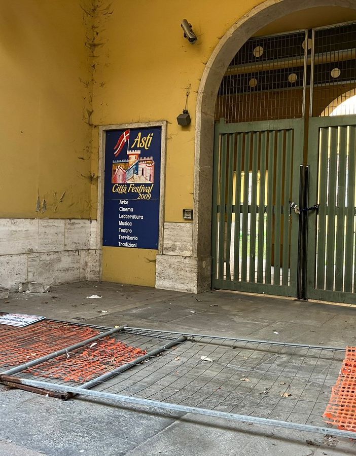 L'ex ospedale di via Bottallo è un monumento al degrado in piena vista