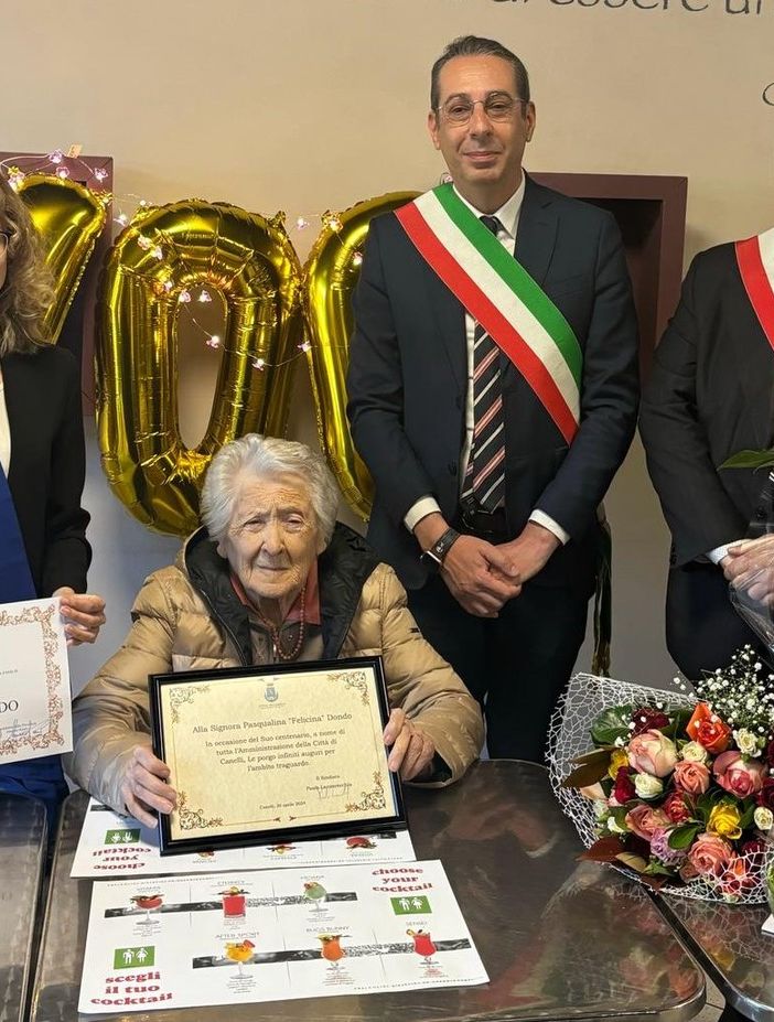 La neo centenaria ritratta con la consigliera Angelica Corino ed i primi cittadini di Canelli (alla sinistra della festeggiata) e Calamandrana