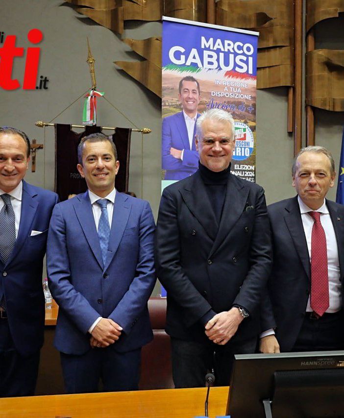 La presentazione, ieri sera, dei candidati di Forza Italia (MerfePhoto)